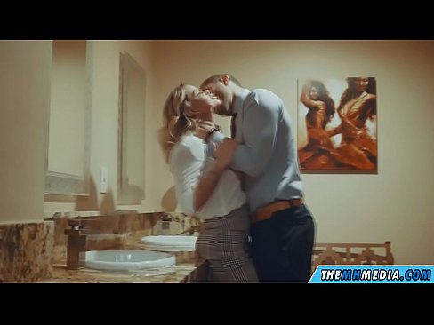 ❤️ Калі грудастая бландынка спакушае цябе ў грамадскім туалете ️❌ Сэкс-відэа у нас ❤